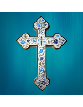 Ravissante en croix ornée bleue, en plâtre avec attache au dos.