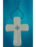 Une croix latine avec une fleur de lys en céramique réalisée à la main, en Provence.