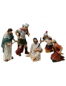 Figurines en résine représentant le couronnement d'épines de Jésus.