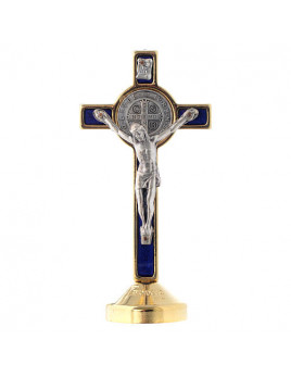 Petite croix de saint Benoît sur socle en métal émaillé bleu et laiton argenté.