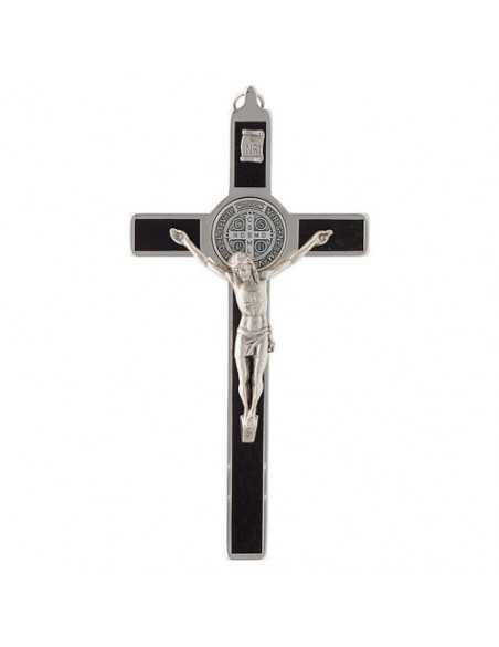 Belle croix de Saint Benoît en bois de noyer et en laiton argenté, réalisée avec soin par des artisans italiens.