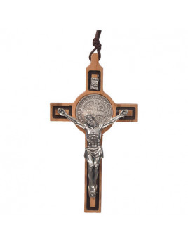 Pendentif, croix de saint Benoît, en bois d'olivier, réalisé à la main.