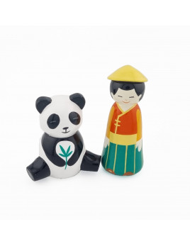 Garçon asiatique et son panda en bois tourné et peint à la main, réalisés dans un atelier solidaire aux Philippines.