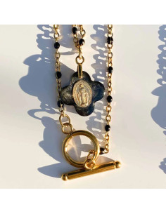 Un collier avec la médaille miraculeuse au centre de la Croix.