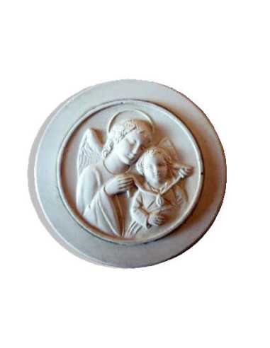 Joli médaillon en plâtre d'un ange avec un enfant