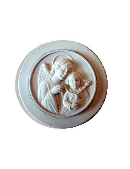 Joli médaillon en plâtre d'un ange avec un enfant