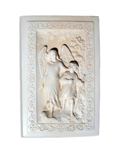 Joli bas-relief en plâtre de l'ange gardien.