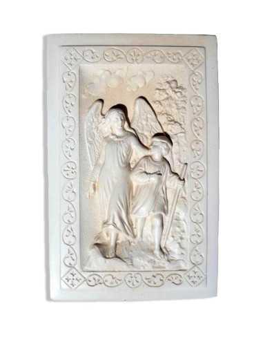Joli bas-relief en plâtre de l'ange gardien.