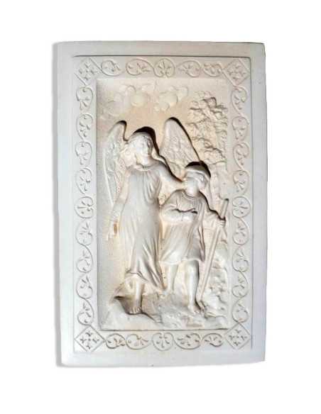 Joli bas-relief en plâtre de l'ange gardien.