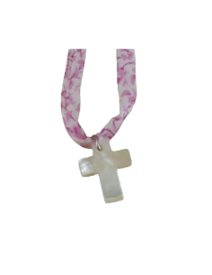 Jolie croix en nacre portée sur un ruban liberty rose.