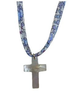 Jolie croix en nacre portée sur un fin ruban en liberty bleu