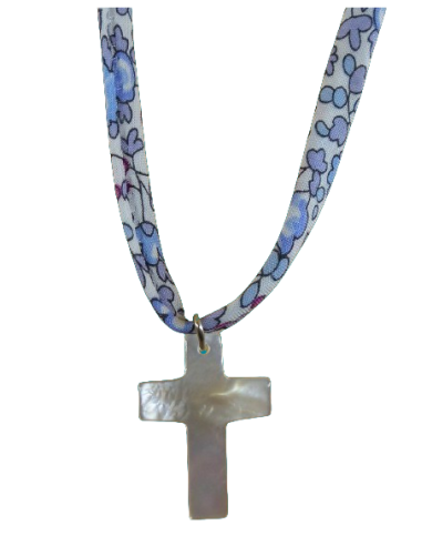 Jolie croix en nacre portée sur un fin ruban en liberty bleu