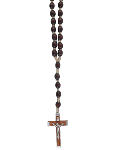 Chapelet en bois monté sur une corde, avec le Christ sur la Croix.