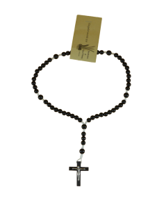 Chapelet en bois noir  avec croix en bois. Il est monté par les Bénédictines de Saint Thierry.