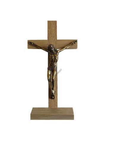 Croix en bois sur socle avec Christ