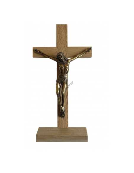 Croix en bois sur socle avec Christ