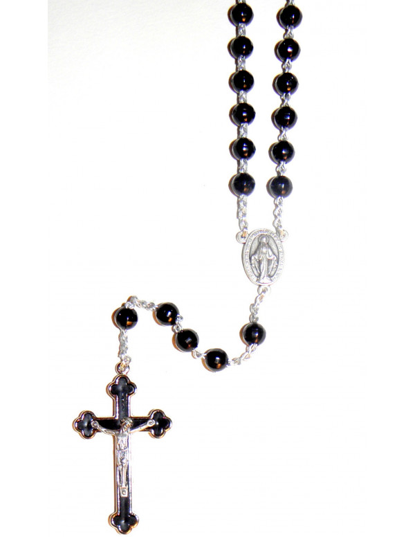 Chapelet noir en plastique avec une croix baroque.