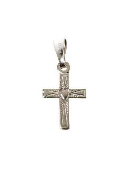 Petite croix en argent avec un coeur gravé au centre.