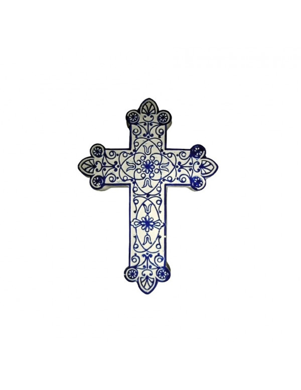 Petite croix fleurie, en plâtre, avec attache au dos.