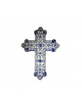 Petite croix fleurie, en plâtre, avec attache au dos.