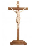 Magnifique crucifix en bois d'érable, d'excellente facture, avec Christ en bois sculpté, teinté et patiné.