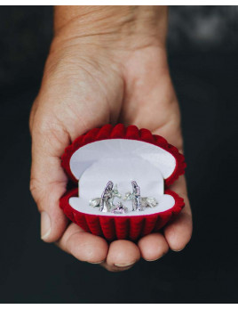 Jolie crèche miniature en métal argenté présentée dans un écrin en forme de coquillage.