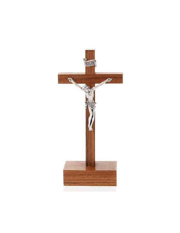 Crucifix en bois de noyer sur socle.