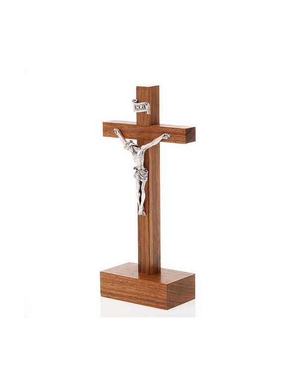 Crucifix en noyer sur socle