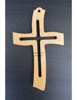 Croix en chêne stylée avec une croix intérieure ajourée.