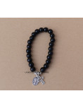 Un joli bracelet Onyx avec une petite croix et une médaille miraculeuse