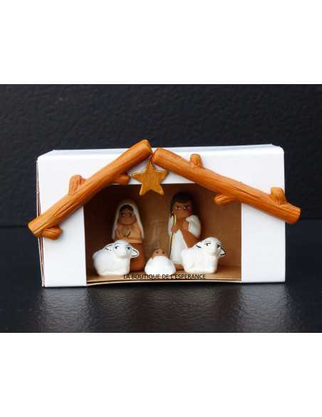 Jolie petite crèche du Pérou dans une boîte blanche