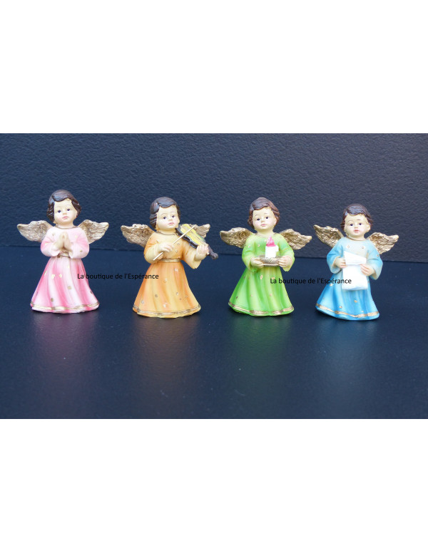 4 jolis petits anges de 7 cm, en prières, en choriste, en musicien ou portant une chandelle