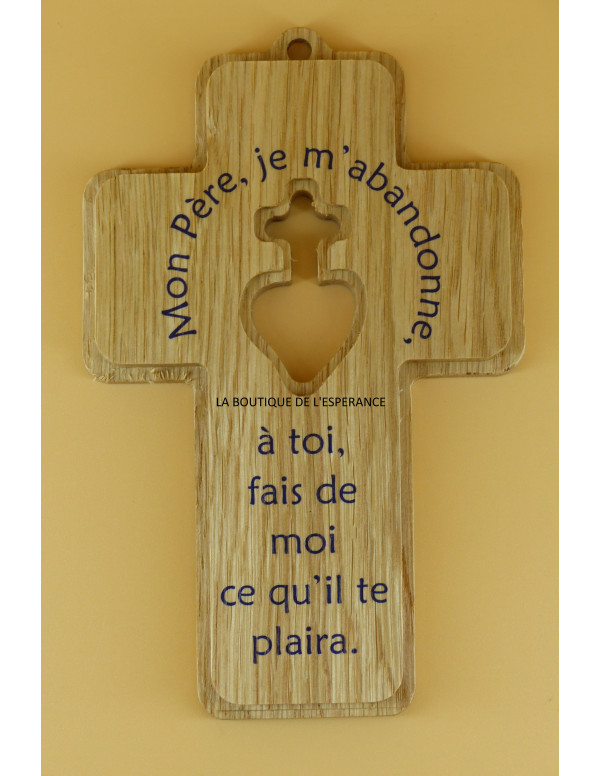 Croix en chêne ajourée avec le Sacré-Cœur et la prière de Charles de Foucauld