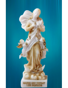 Jolie statue en albâtre beige et or de Marie qui défait les nœuds - 17 cm