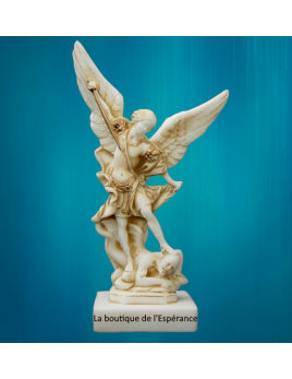 Belle statue en albâtre coloré de l'archange Saint Michel terrassant le démon.