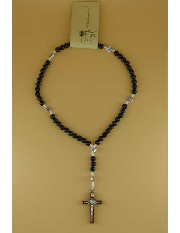 Chapelet en bois noir  avec croix et médailles de saint Benoît, monté par les Bénédictines de Saint Thierry.