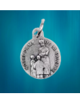 Médaille de Notre-Dame de la Salette en métal de couleur argentée.