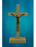 Croix en bois sur socle avec Christ