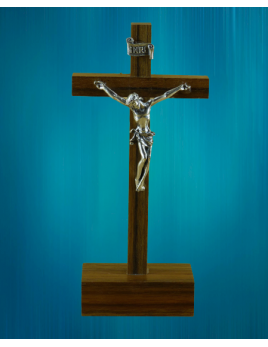 Crucifix en bois de noyer sur socle.