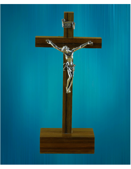 Crucifix en bois de noyer sur socle.