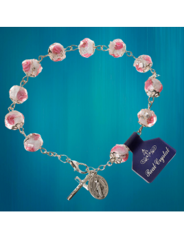 Ravissant bracelet-dizainier en semi-cristal rose, avec une petite croix et une médaille miraculeuse