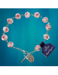 Ravissant bracelet-dizainier en semi-cristal rose, avec une petite croix et une médaille miraculeuse