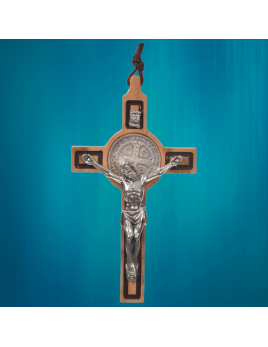 Pendentif, croix de saint Benoît, en bois d'olivier, réalisé à la main.
