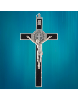 Belle croix de Saint Benoît en bois de noyer et en laiton argenté, réalisée avec soin par des artisans italiens.