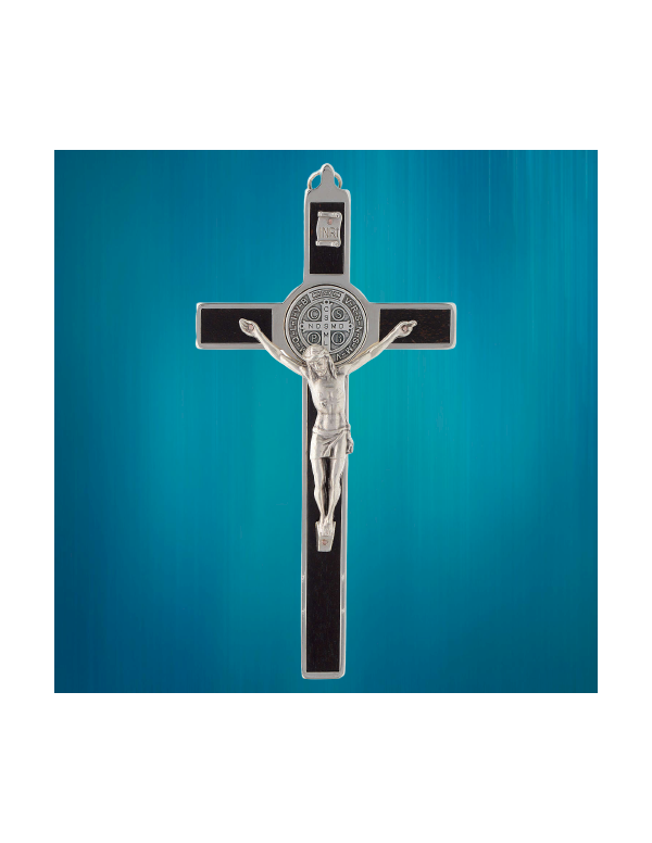 Belle croix de Saint Benoît en bois de noyer et en laiton argenté, réalisée avec soin par des artisans italiens.