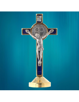 Petite croix de saint Benoît sur socle en métal émaillé bleu et laiton argenté.