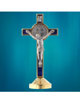 Petite croix de saint Benoît sur socle en métal émaillé bleu et laiton argenté.