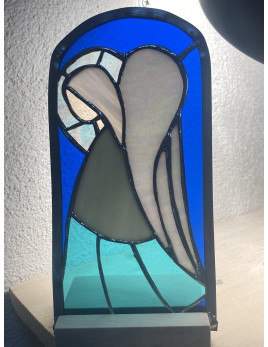 Vitrail d'un ange réalisé par l'Atelier des Séraphins Vitrail. Réalisé en verre soufflé à la bouche, opalescent et irisé.
