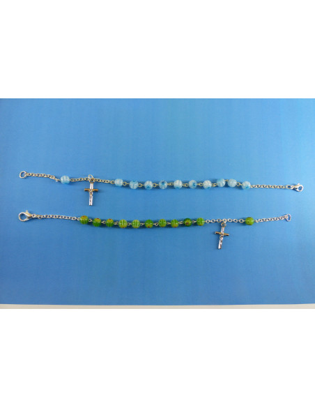 Ravissant bracelet-dizainier mosaïque aux perles rondes vertes ou bleues.