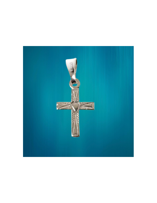 Petite croix en argent avec un cœur gravé au centre.